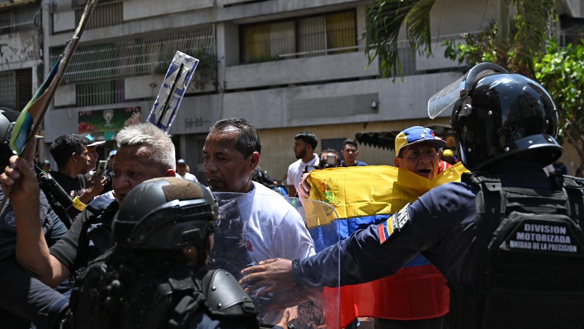 La policía venezolana dispersó este jueves con gases lacrimógenos a manifestantes que protestan por mejoras salariales en una marcha que buscaba llegar al palacio presidencial de Miraflores en Caracas, Venezuela, constató un equipo de AFP. La policía venezolana dispersó este jueves con gases lacrimógenos a manifestantes que protestan por mejoras salariales en una marcha que buscaba llegar al palacio presidencial de Miraflores en Caracas, Venezuela, constató un equipo de AFP.
