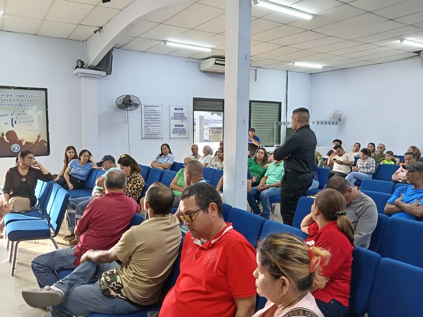 Moradores expusieron quejas a personal del Idaan. Moradores expusieron quejas a personal del Idaan.