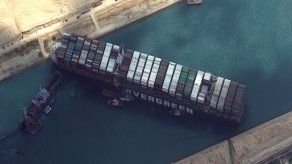 Fracasa intento de reflotar buque encallado en Canal de Suez
