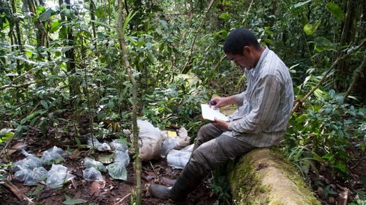 El Dr. Abel Batista investigador de la Unachi, quien ha participado en el descubrimiento de varias especies endémicas en Panamá; y actualmente, como consecuencia de su última expedición está siendo tratado por leishmaniasis.