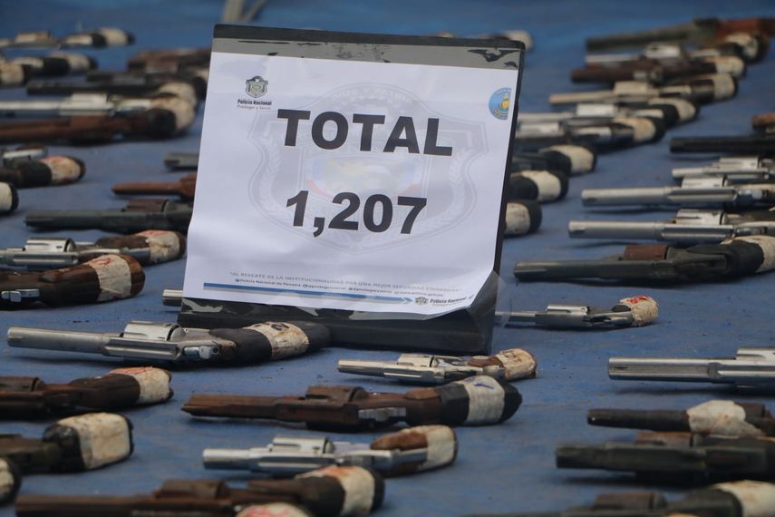 Policía Nacional destruye más de 1,200 armas de fuego. Policía Nacional destruye más de 1,200 armas de fuego.
