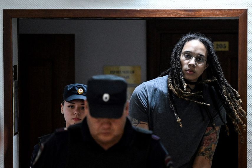 Un tribunal ruso condenó a la basquetbolista Brittney Griner de EEUU a nueve años de prisión por tráfico de drogas.