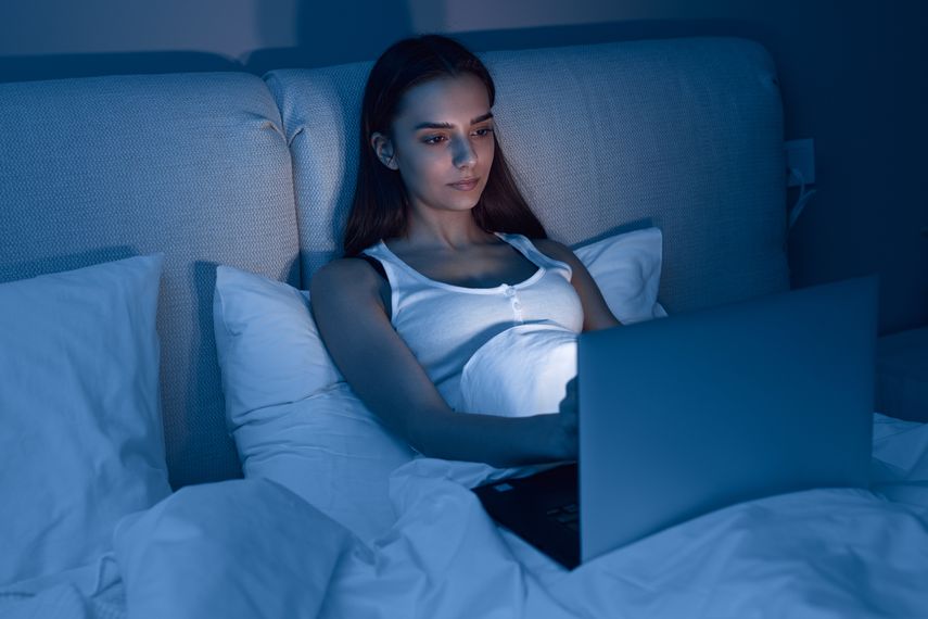 Alto porcentaje de usuarios utilizan dispositivos electrónicos desde la cama