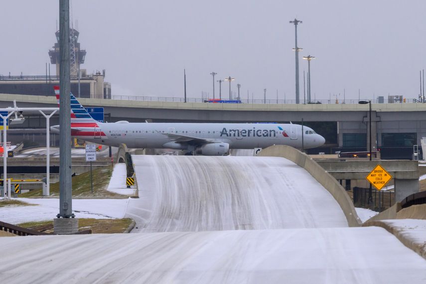 La gran tormenta de hielo y nieve que ha afectado a dos tercios de la geografía estadounidense ha dejado este domingo a más de 700.000 hogares