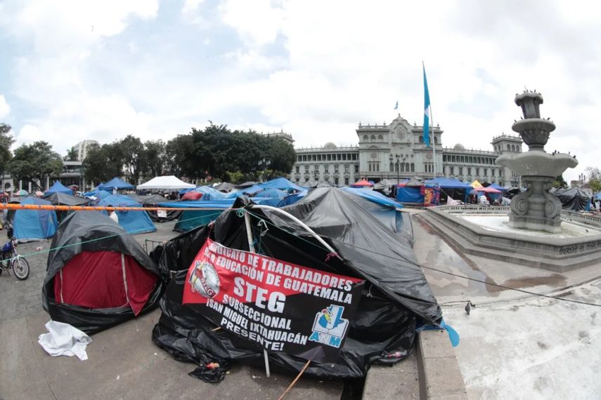Docentes mantienen desde hace tres semanas un campamento improvisado en la plaza central de Guatemala. Docentes mantienen desde hace tres semanas un campamento improvisado en la plaza central de Guatemala.