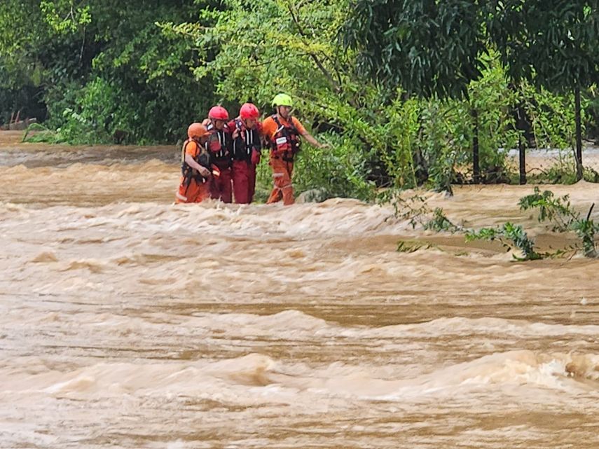 Dos estudiantes fallecen por cabeza de agua. Suspenden clases en la comarca Ngäbe-Buglé