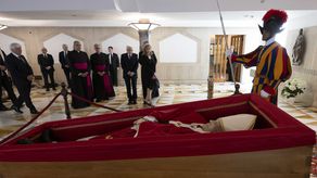La familia vaticana del papa Francisco le rinde un emotivo e íntimo homenaje