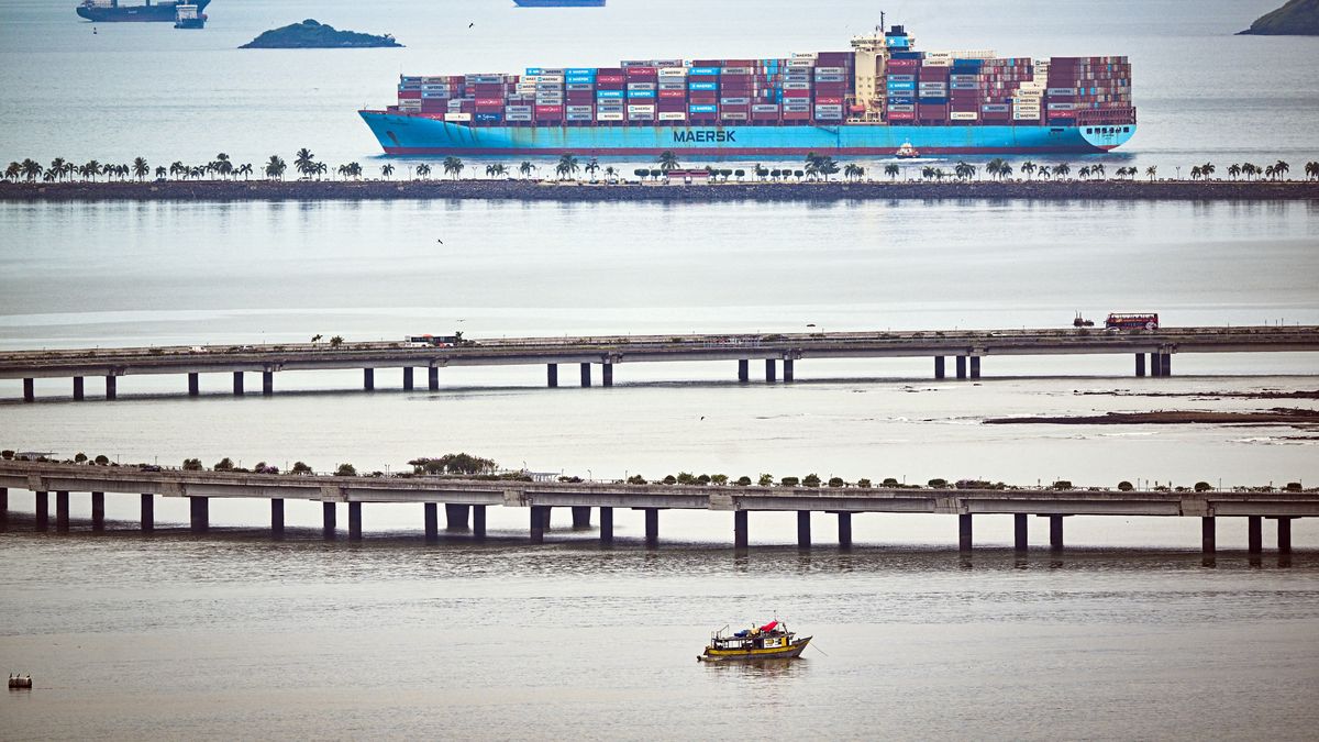 Panamá anunció este viernes que mantiene contactos con la compañía danesa Maersk para que asuma temporalmente dos puertos que opera la firma hongkonesa CK Hutchison, cuya concesión fue anulada por la justicia, una decisión rechazada por la firma asiática y por China. Panamá anunció este viernes que mantiene contactos con la compañía danesa Maersk para que asuma temporalmente dos puertos que opera la firma hongkonesa CK Hutchison, cuya concesión fue anulada por la justicia, una decisión rechazada por la firma asiática y por China.