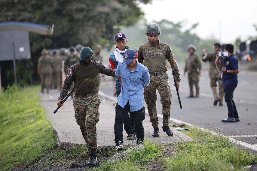 Indígenas que rechazan reforma a la CSS son arrestados en protesta en Panamá Indígenas que rechazan reforma a la CSS son arrestados en protesta en Panamá