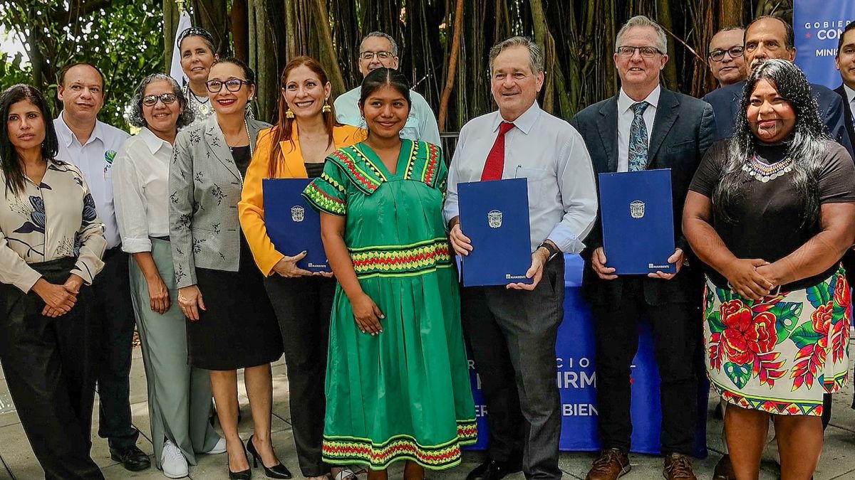 El Ministerio de Ambiente de Panamá, en colaboración con la KBA Partnership y con el apoyo de The Amphibian Survival Alliance, uno de los socios de la Alianza KBA, lanzó oficialmente la Evaluación Nacional de Áreas Clave de Biodiversidad mediante la firma de un Memorando de Entendimiento. El Ministerio de Ambiente de Panamá, en colaboración con la KBA Partnership y con el apoyo de The Amphibian Survival Alliance, uno de los socios de la Alianza KBA, lanzó oficialmente la Evaluación Nacional de Áreas Clave de Biodiversidad mediante la firma de un Memorando de Entendimiento.