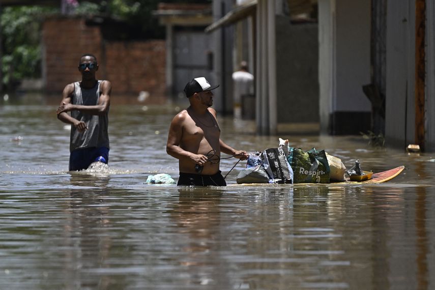 Los habitantes de esta región en Brasil recurrieron a todos los medios posibles, balsas, barcas o tablas de surf, para intentar recuperar sus pertenencias. Los habitantes de esta región en Brasil recurrieron a todos los medios posibles, balsas, barcas o tablas de surf, para intentar recuperar sus pertenencias.