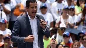 Guaidó anuncia apoyo de militares desde base militar en Caracas