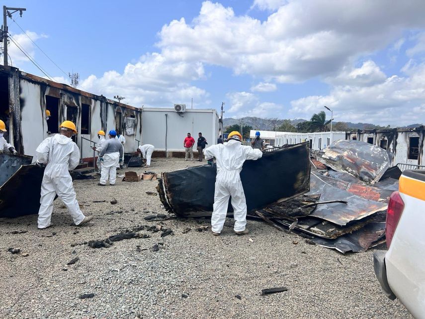 Panamá encarcela por 6 meses a 45 migrantes que vandalizaron albergue en Darién
