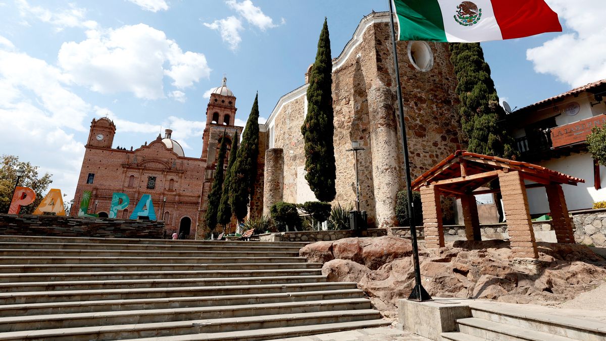 La Fiscalía General de México informó el sábado que entregó el cuerpo del poderoso narcotraficante Nemesio El Mencho Oseguera, muerto en un operativo militar, a sus familiares. La Fiscalía General de México informó el sábado que entregó el cuerpo del poderoso narcotraficante Nemesio El Mencho Oseguera, muerto en un operativo militar, a sus familiares.