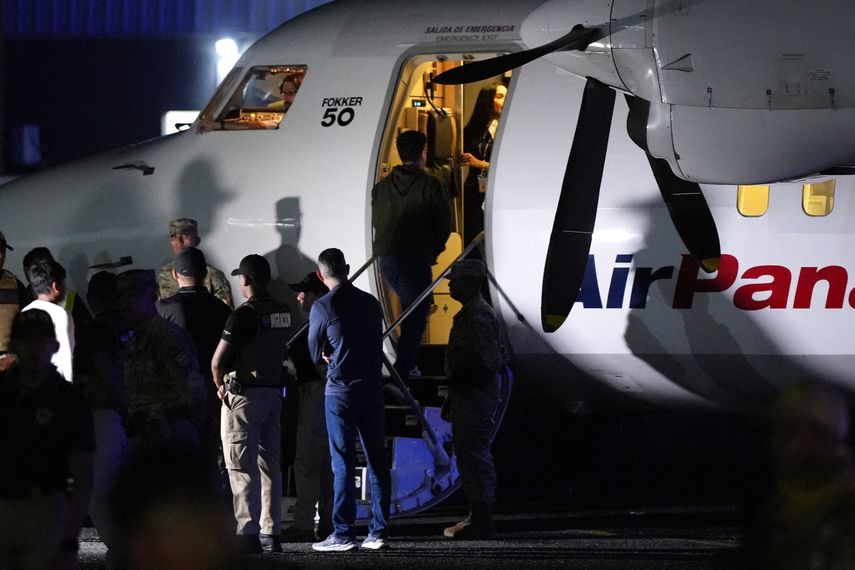 Panamá deportó a más de 430 migrantes el último mes, tras un último grupo de ecuatorianos. Panamá deportó a más de 430 migrantes el último mes, tras un último grupo de ecuatorianos.