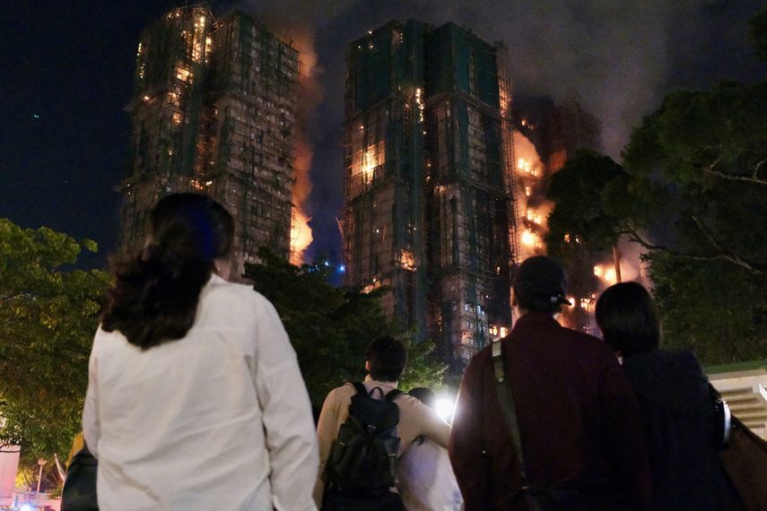 Un incendio que arrasa un inmenso complejo residencial de Hong Kong provocó al menos 36 muertos y más de 200 personas están desaparecidas este jueves tras el peor siniestro registrado en varias décadas en la ciudad.