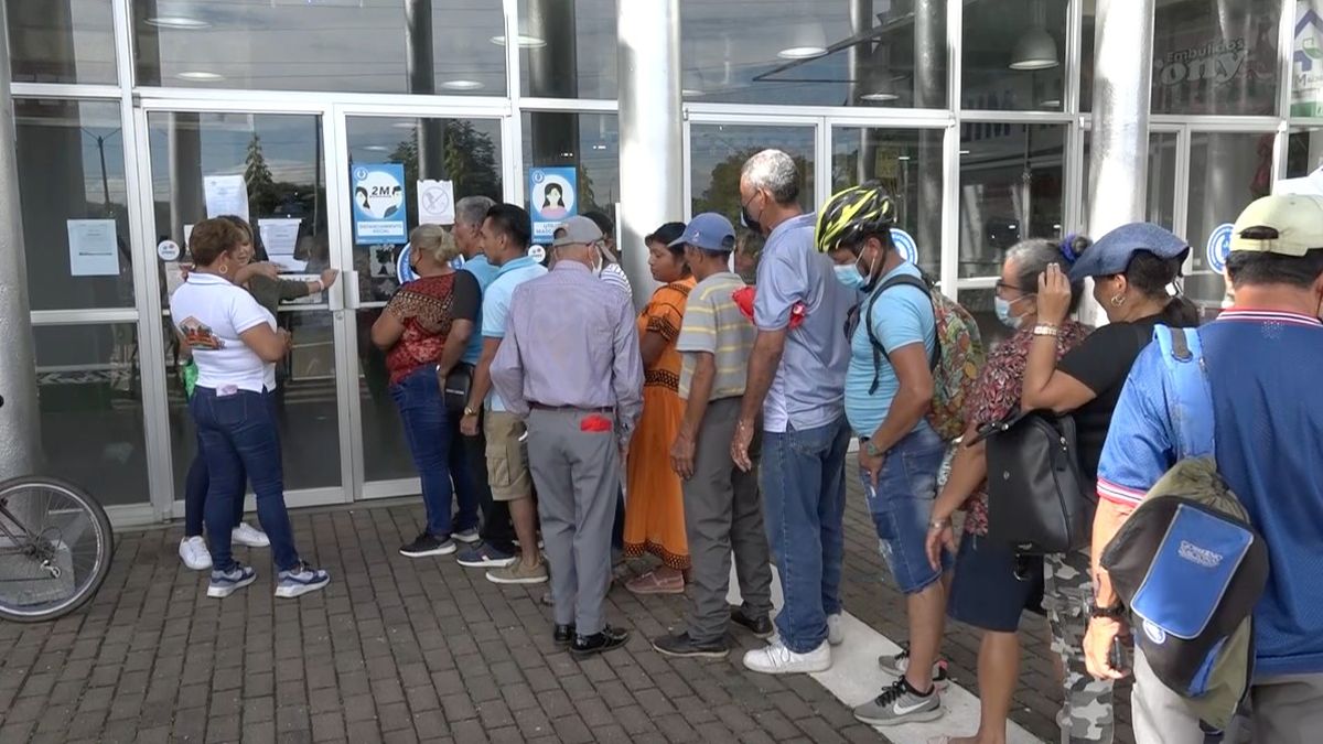 Una gran cantidad de personas mayores hacían filas desde la madrugada afuera de la Agrotienda del IMA en David.