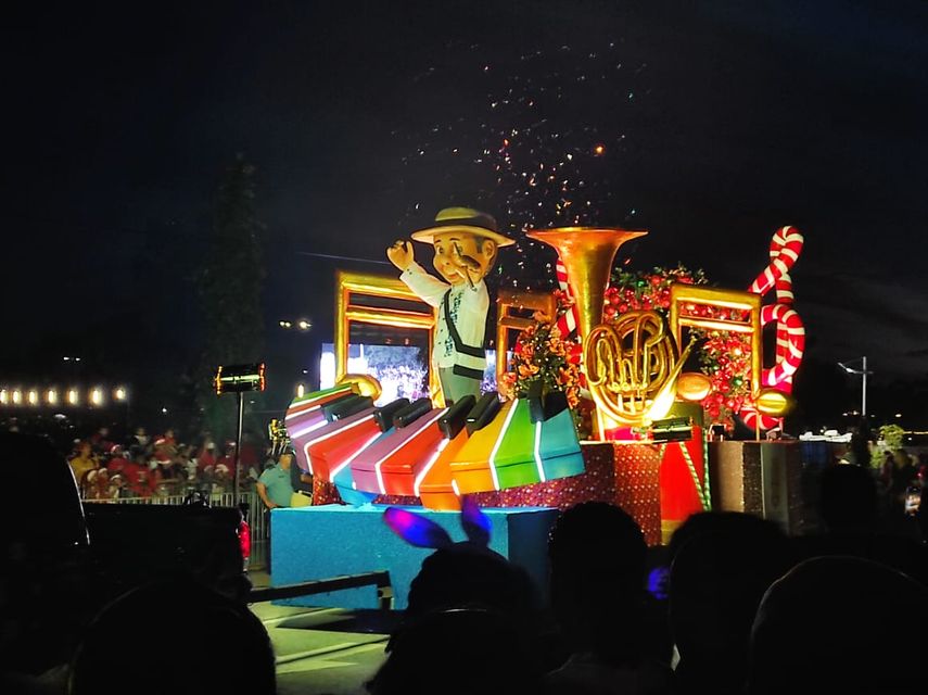 Miles de panameños acudieron la tarde de este domingo a los predios de la Cinta Costera para disfrutar del Desfile de Navidad 2022, organizado por el Municipio de Panamá bajo el lema “Soñemos Panamá, llegó la Navidad”.