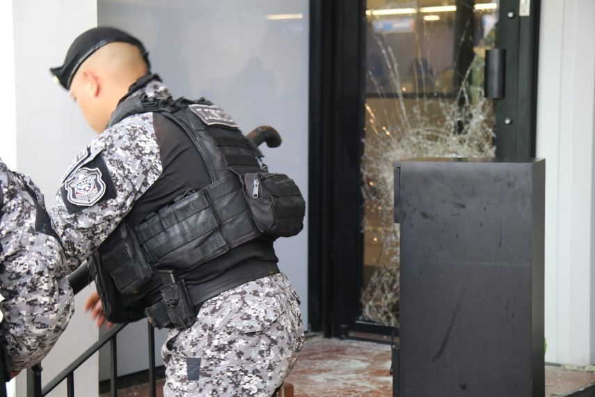 Policía: Personas detenidas vinculadas a robo de bancos.