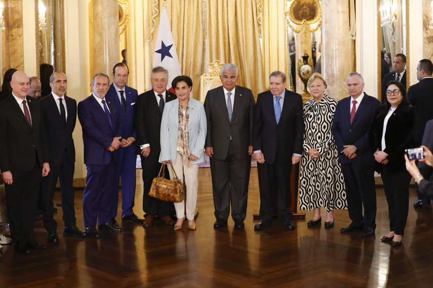 El jefe del Estado panameño, por su parte, extendió a González Urrutia el "apoyo moral y político" de su Gobierno y expresó que espera que "el periplo" que adelanta el político venezolano "sea un campanazo al mundo democrático, un campanazo por la libertad de Venezuela". El jefe del Estado panameño, por su parte, extendió a González Urrutia el "apoyo moral y político" de su Gobierno y expresó que espera que "el periplo" que adelanta el político venezolano "sea un campanazo al mundo democrático, un campanazo por la libertad de Venezuela". 