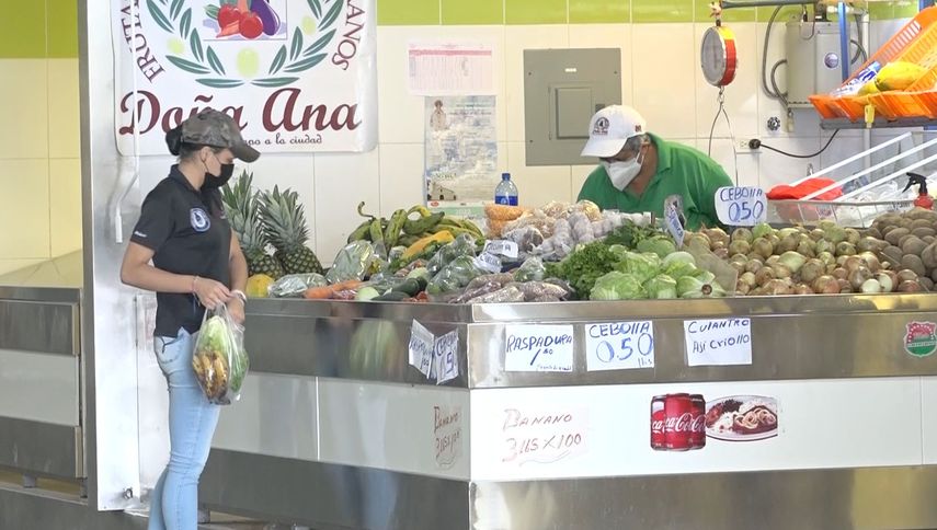 Compradores del Mercado Municipal de la Cadena de Frío en David han percibido los altos precios de los vegetales.