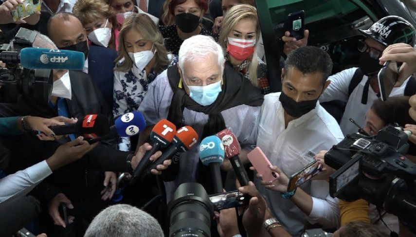 Ataviados con banderas del nuevo partido pol&iacute;tico de Ricardo Martinelli, lanzaron v&iacute;tores a favor de su l&iacute;der, en un acto en el que terminaron bailando en los predios de la Corte Suprema de Justicia. &nbsp;