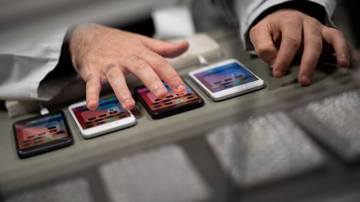 UE quiere imponer cargador universal para smartphones, pese a oposición de Apple