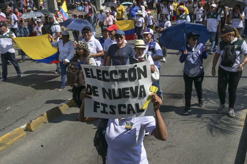 Colombia: Simpatizantes de Gustavo Petro exigen nuevo fiscal