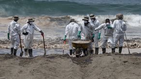 Repsol estima terminar en marzo limpieza del derrame en costas de Perú