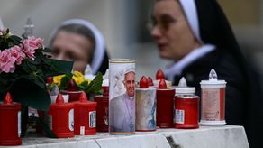 Papa Francisco pasa su octava noche en el hospital