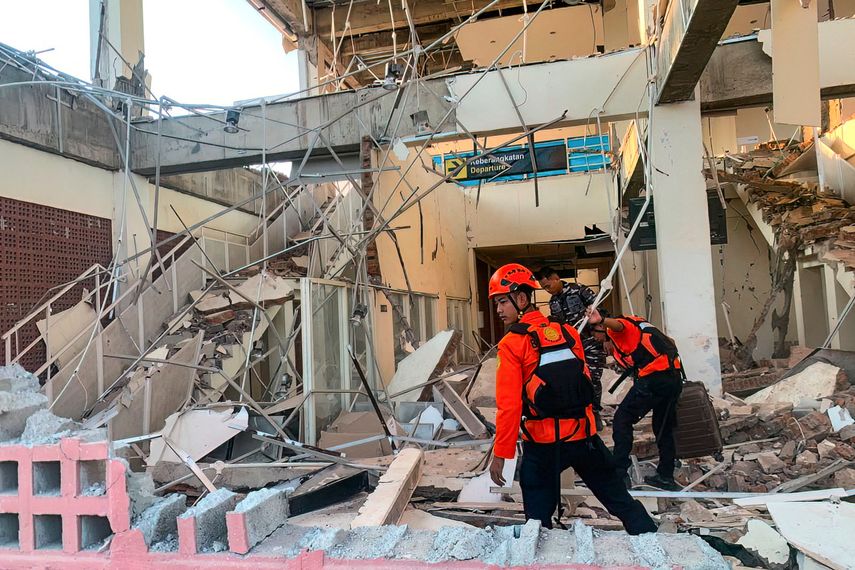 Más de 40 muertos tras el terremoto de magnitud 7,7 en Indonesia