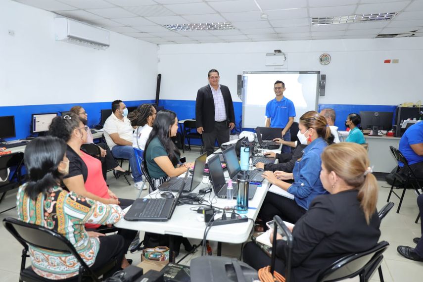 Meduca: Capacitan docentes en el uso de la libreta digital