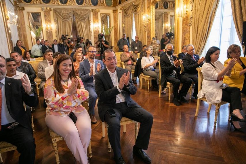 Educadores reciben perfeccionamiento de alto nivel Educadores reciben perfeccionamiento de alto nivel