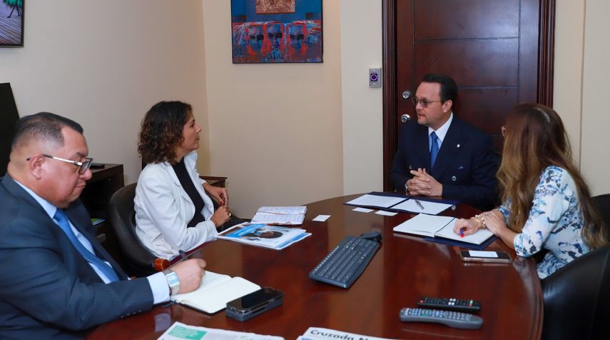 En el marco de la estrategia gubernamental para convertir a Panamá en un hub farmacéutico regional, el ministro de Comercio e Industrias (MICI), Julio Moltó, sostuvo una reunión con representantes de la Organización de las Naciones Unidas para el Desarrollo Industrial (ONUDI). En el marco de la estrategia gubernamental para convertir a Panamá en un hub farmacéutico regional, el ministro de Comercio e Industrias (MICI), Julio Moltó, sostuvo una reunión con representantes de la Organización de las Naciones Unidas para el Desarrollo Industrial (ONUDI).