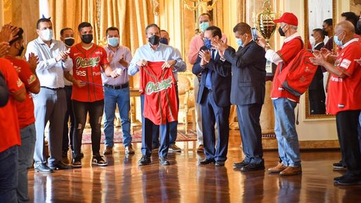 Campeones de Béisbol Mayor 2021 recibidos en la Presidencia