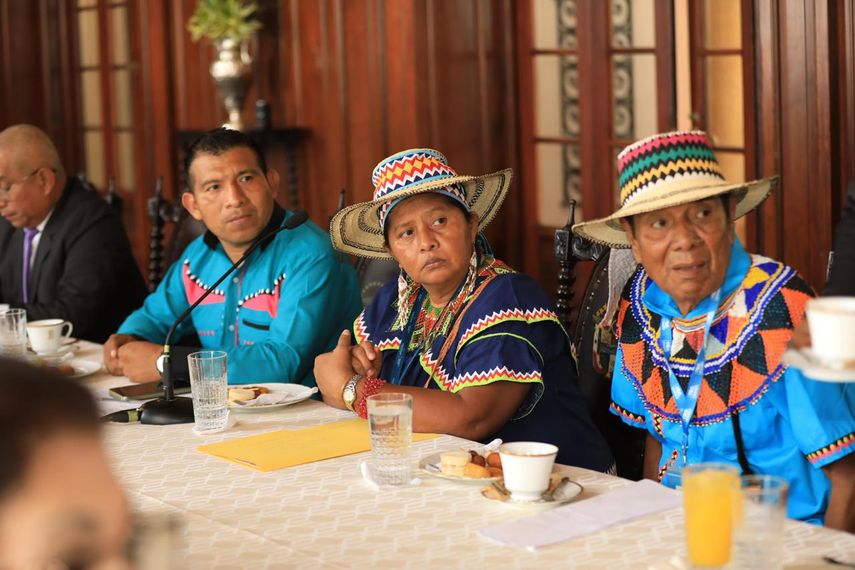 El Plan General de Gobierno Tradicional de la comarca Ngäbe Buglé fue presentado este miércoles al presidente de la República, José Raúl Mulino, por la cacica general Elena Cruz, en nombre de los 13 caciques que participaron en una reunión en la Presidencia. El Plan General de Gobierno Tradicional de la comarca Ngäbe Buglé fue presentado este miércoles al presidente de la República, José Raúl Mulino, por la cacica general Elena Cruz, en nombre de los 13 caciques que participaron en una reunión en la Presidencia.