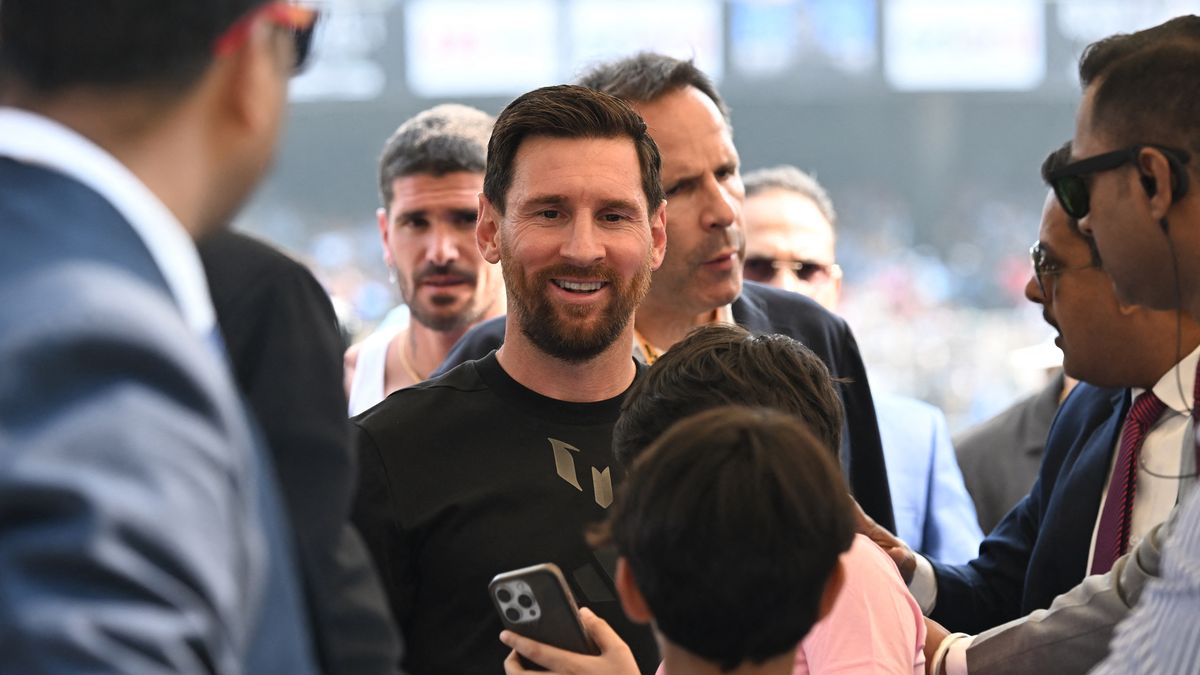 La visita de Lionel Messi a un estadio de Calcuta, en India, terminó este sábado con la salida anticipada del jugador y disturbios provocados por los espectadores que denunciaron una estafa por parte de la organización del evento, cuyo jefe fue detenido por la policía. La visita de Lionel Messi a un estadio de Calcuta, en India, terminó este sábado con la salida anticipada del jugador y disturbios provocados por los espectadores que denunciaron una estafa por parte de la organización del evento, cuyo jefe fue detenido por la policía.