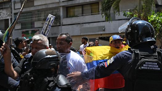 La policía venezolana dispersó este jueves con gases lacrimógenos a manifestantes que protestan por mejoras salariales en una marcha que buscaba llegar al palacio presidencial de Miraflores en Caracas, Venezuela, constató un equipo de AFP. La policía venezolana dispersó este jueves con gases lacrimógenos a manifestantes que protestan por mejoras salariales en una marcha que buscaba llegar al palacio presidencial de Miraflores en Caracas, Venezuela, constató un equipo de AFP.