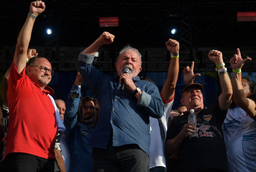 Lula y Bolsonaro cierran campaña presidencial en Brasil.