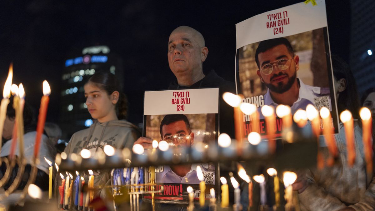 El ejército de Israel afirmó este lunes que identificó y repatrió el cuerpo de Ran Gvili, el último rehén retenido en la Franja de Gaza, y el movimiento islamista Hamás declaró que se trata de una muestra de su compromiso con el cese al fuego. El ejército de Israel afirmó este lunes que identificó y repatrió el cuerpo de Ran Gvili, el último rehén retenido en la Franja de Gaza, y el movimiento islamista Hamás declaró que se trata de una muestra de su compromiso con el cese al fuego.