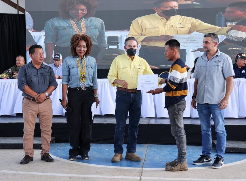 La viceministra de Gobierno, Juana López, entregó al presidente de la República, Laurentino Nito Cortizo, el Plan de Empoderamiento Económico de Mujeres Indígenas de Panamá (PEMIP 2025-BID), durante la Gira de Trabajo Comunitario que se realizó en la comarca Emberá-Wounaan.