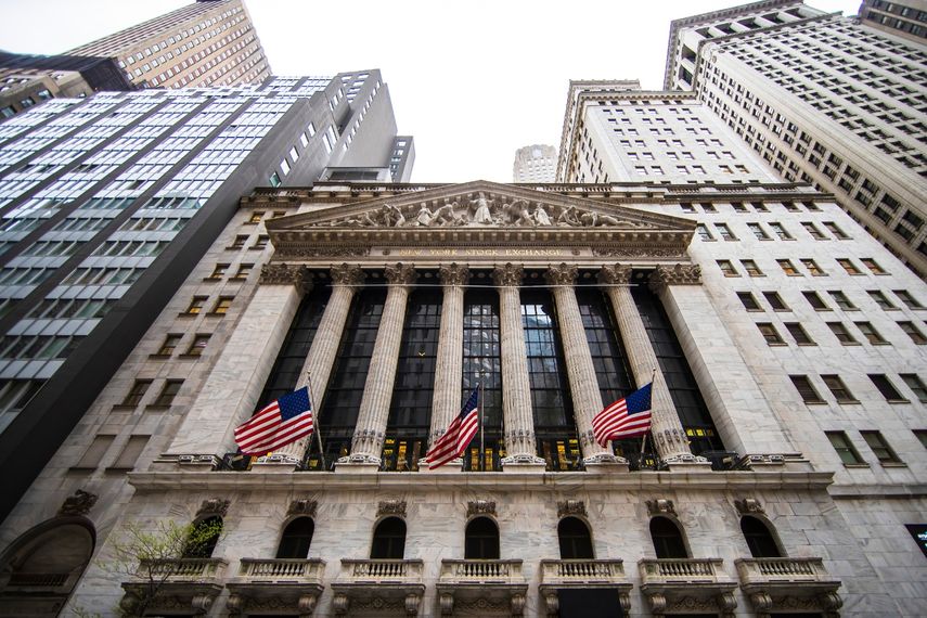 Wall Street cierra en rojo tras caída global de Microsoft