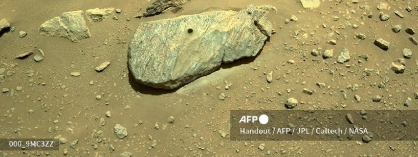 "Con una mejor iluminación en el tubo de muestra se puede ver que el núcleo de roca recogido está allí", señaló la NASA.