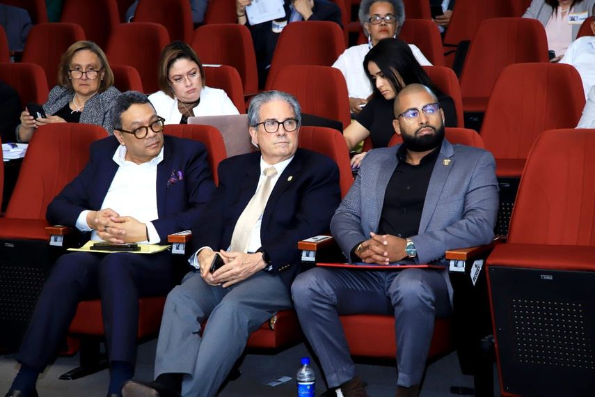 Dino Mon sale en defensa de Reformas a la CSS, tras crítica en proceso de consultas