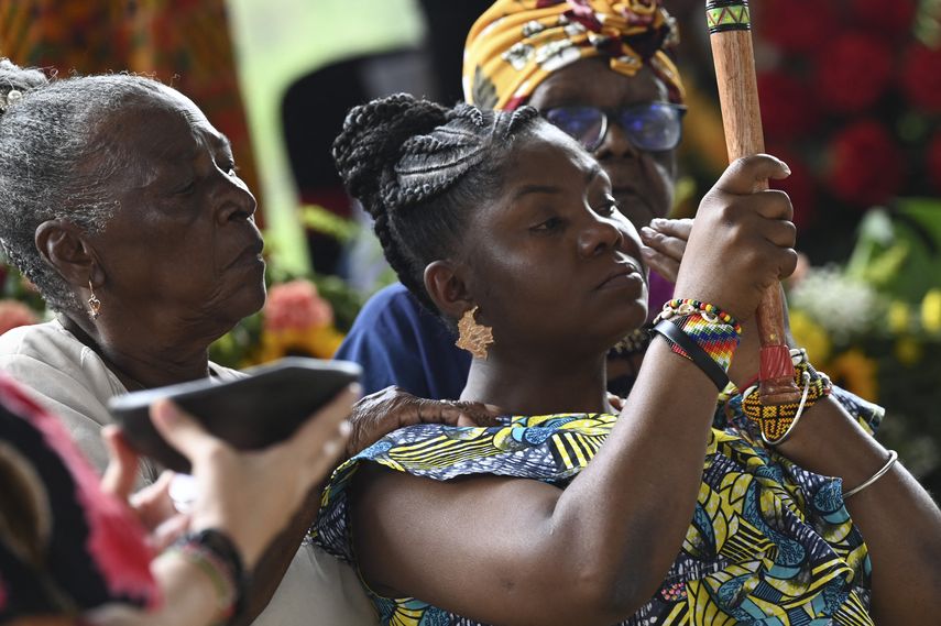 La justicia de Colombia condenó a un año y medio de prisión a una mujer que lanzó insultos racistas contra la vicepresidenta Francia Márquez durante una marcha opositora en septiembre de 2022. La justicia de Colombia condenó a un año y medio de prisión a una mujer que lanzó insultos racistas contra la vicepresidenta Francia Márquez durante una marcha opositora en septiembre de 2022.