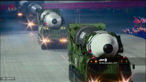 Corea del Norte muestra su poderío militar y celebra estar libre de covid