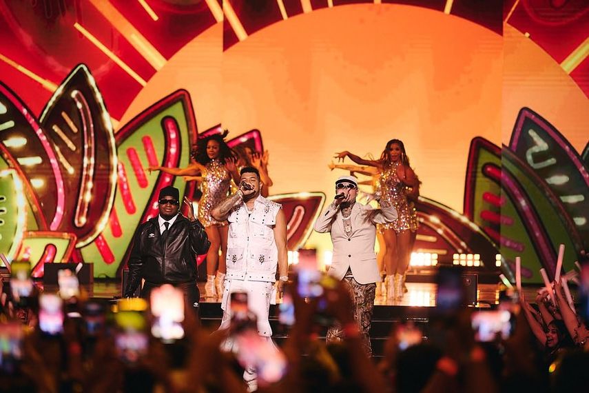 Unas trompetas que marcaron el ritmo de la 'La Murga' con el histórico salsero Willie Colón entonando el icónico tema abrieron este jueves los Premios Juventud, que por primera vez se celebran en Panamá. Unas trompetas que marcaron el ritmo de la 'La Murga' con el histórico salsero Willie Colón entonando el icónico tema abrieron este jueves los Premios Juventud, que por primera vez se celebran en Panamá.