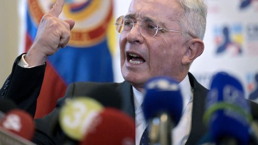 Álvaro Uribe insiste en que es víctima de una persecución política