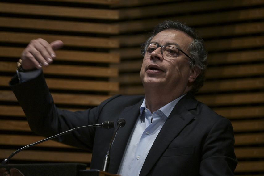 Petro dice que colombianos deben manifestarse en EEUU contra impuesto a remesas Petro dice que colombianos deben manifestarse en EEUU contra impuesto a remesas