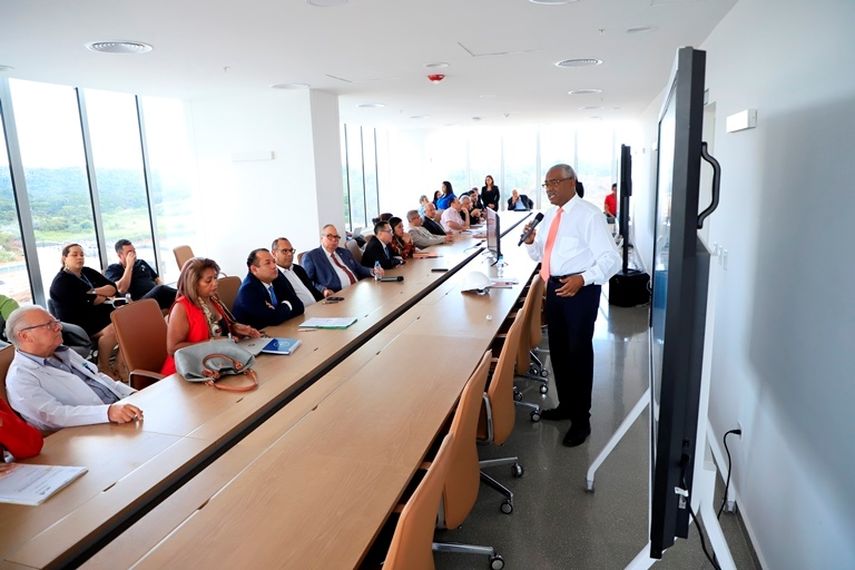  El ingeniero Rogelio Robles, gerente del proyecto de la Ciudad de la Salud, explicó que ya se encuentran en los últimos detalles de la obra. El ingeniero Rogelio Robles, gerente del proyecto de la Ciudad de la Salud, explicó que ya se encuentran en los últimos detalles de la obra.